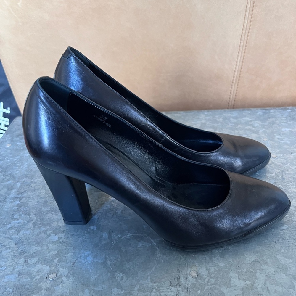 Tod’s black leather almond toe pumps size 38